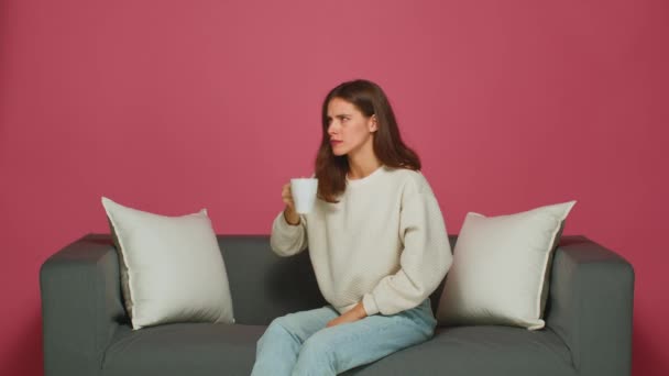 Ung flicka lider av tandvärk, känslig emalj, dricka varmt te, sitter på soffan. Tandvårdsklinik, sjukförsäkring annons — Stockvideo