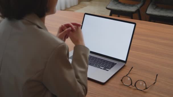 Zakenvrouw golf hand in video chat, op zoek naar laptop met mock-up blanco scherm, call center, klantenservice — Stockvideo