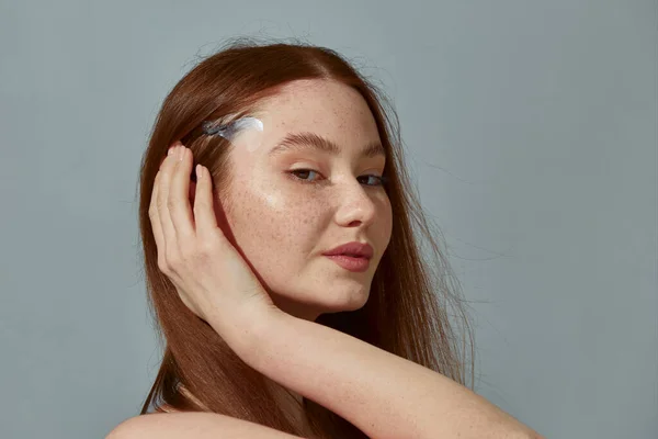 Fox ooglift tape. gember jong meisje schoonheid blogger met behulp van trendy facelift banden om esthetische foxy ogen effect te creëren — Stockfoto