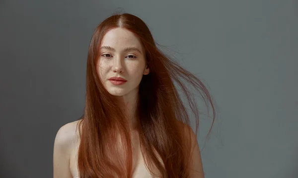 Όμορφη κοκκινομάλλα νεαρή κοπέλα με γυμνούς ώμους, κουνώντας μακριά μαλλιά. Τζίντζερ υγιή μαλλιά. Φυσική ομορφιά — Φωτογραφία Αρχείου