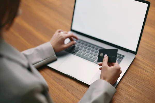 Vista Posterior Cerca Mujer Pagar Línea Con Tarjeta Crédito Ordenador — Foto de Stock