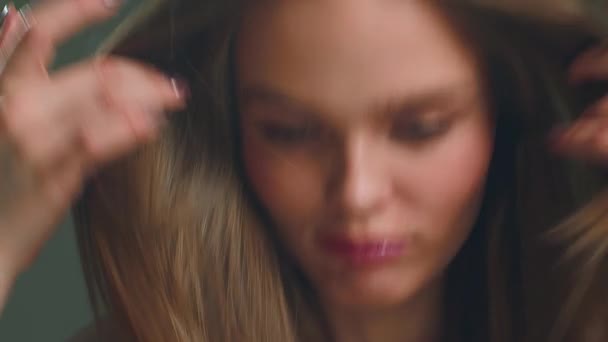 美丽的年轻女子 肌肤健康 长发飘扬 手牵着视频 自然美 Prores编解码 高质量的4K镜头 — 图库视频影像