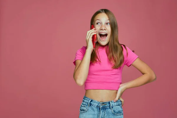 Izgatott Boldog Gyermek Lány Telefonon Beszél Barátjával Híreket Hallgat Rózsaszín — Stock Fotó