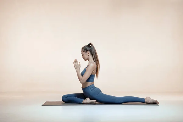镇静运动瑜伽少女练习瑜伽 伸展肌肉 在垫子上冥想 健康的生活方式 女性的健康 高质量的照片 — 图库照片