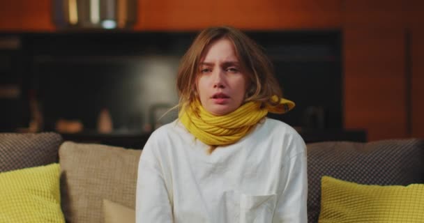 Jovem Doente Espirrando Com Sintomas Gripe Coronavírus Frio Febre Sentado — Vídeo de Stock