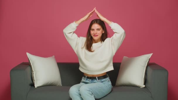 Jong Gelukkig Meisje Tonen Dak Gebaar Overhead Hands Symbool Van — Stockvideo