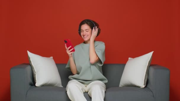 Dívka Poslouchá Cool Hudbu Bezdrátových Sluchátkách Přes Smartphone Pozitivní Nálada — Stock video