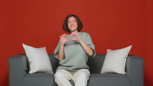 Genç Kız Kalp Hareketlerini Sevgiyle Romantik Bir Ruh Halinde Sempati — Stok video