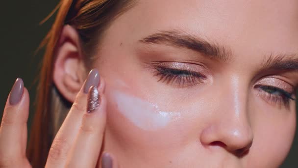 年轻的女性在眼睛周围涂上一层护肤霜 护肤治疗化妆品广告 Prores Footage — 图库视频影像
