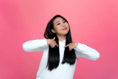 Evet, benim. Gururlu bencil Asyalı genç kız kendini göstererek gülümsüyor, başarılarıyla övünüyor. Egoizm, bencillik.