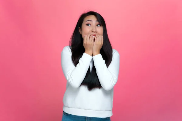 Asustado joven asiática chica sentirse nervioso, roer las uñas, hace aterrador o pánico gesto. Publicidad de películas de terror — Foto de Stock