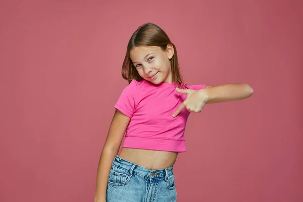 是我。可爱的骄傲的女儿童博客用食指指着自己提出选择她。儿童的自尊 — 图库照片