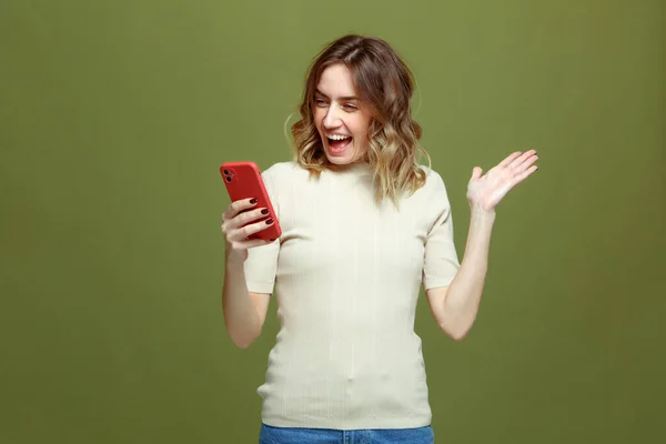 Verrast vrolijke jonge vrouw lees goed nieuws op de telefoon, win online winkelen promo code of prijs in social network giveaway — Stockfoto