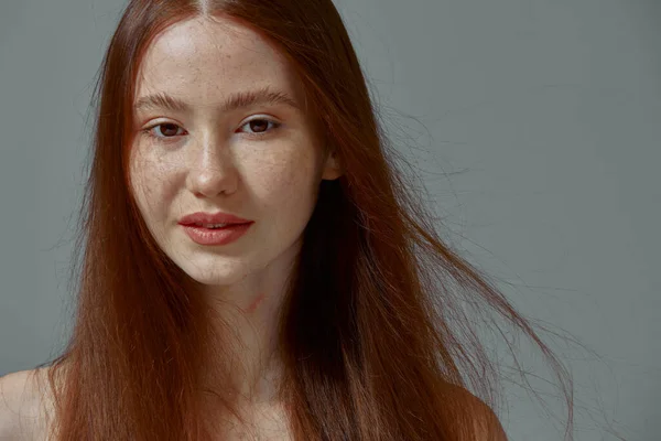 Rödhårig ung flicka med viftande långt ingefära hår, fräknar, frisk slät ansikte hud, studio headshot porträtt — Stockfoto