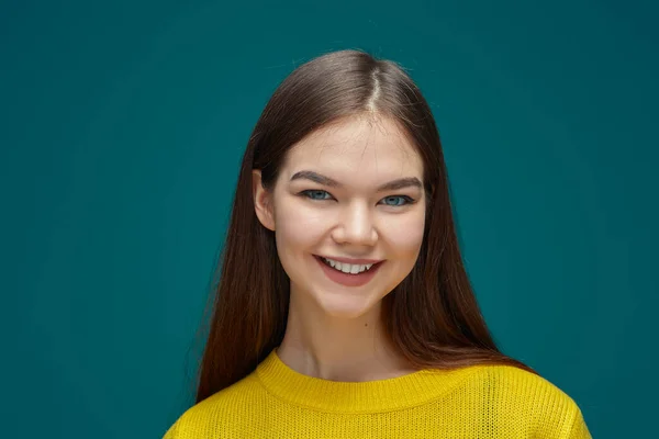 Śmieszne piękne szczęśliwe uczennica patrząc w aparat, zębaty uśmiech, headshot studio portret. Pozytywne emocje Obrazek Stockowy