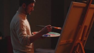 Tablo üzerine resim yapan, resim sehpasında duran yaratıcı profesyonel sanatçı. İlham ve sanat. ProRes
