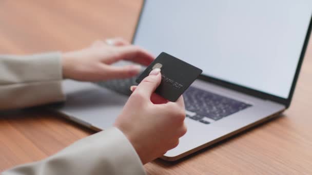 Крупним планом жінка тримає покупки банківських карток онлайн на ноутбуці з макет-ап порожній екран, використовуючи систему веб-банкінгу — стокове відео