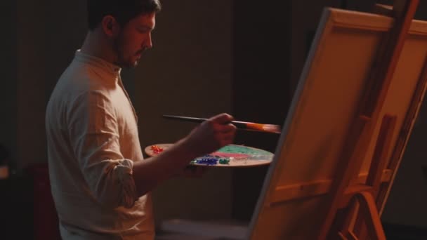 Artista creativo professionale concentrato pittura capolavoro su tela, in piedi al cavalletto. Ispirazione e arte. Prove — Video Stock