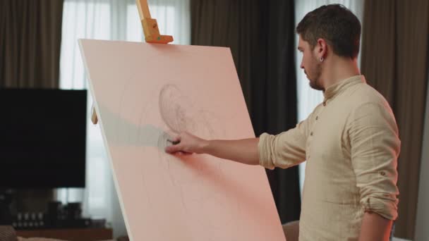 Artiste créatif beau gars dessin au crayon sur toile debout au chevalet, créer des œuvres d'art. Publicité de l'école d'art. Codec ProRes — Video