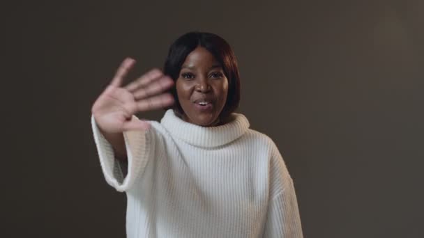 Happy friendly souriant afro-américaine jeune femme agitant les mains dans le geste de salutation, accueillant. Codec prores — Video