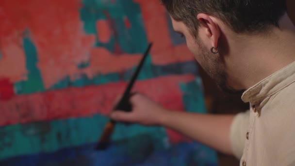 Επαγγελματική ζωγραφική άνθρωπος καλλιτέχνης σε καμβά, κρατώντας παλέτα, πινέλο, δημιουργώντας έργα τέχνης. Σύγχρονη τέχνη. Προβλέψεις — Αρχείο Βίντεο