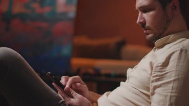 Modern erkek sanatçı telefon uygulamaları, ilham için sosyal ağları taramak, atölye için alışveriş sanatı ürünleri kullanır. ProRes