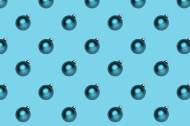 Arka planda Noel toplarıyla Noel deseni