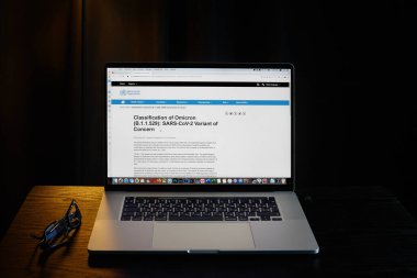 Bilgisayar ekranında Covid-19 Omicron B.1.529 'un yeni versiyonu. Moskova, Rusya - 29 Kasım 2021. 