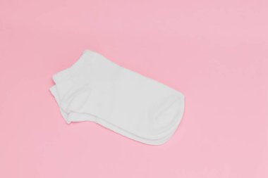 Arka planda beyaz çoraplar