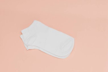 Arka planda beyaz çoraplar