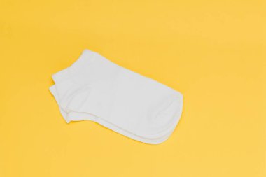 Arka planda beyaz çoraplar