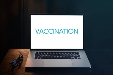 Aşı dizüstü bilgisayar ekranında. 