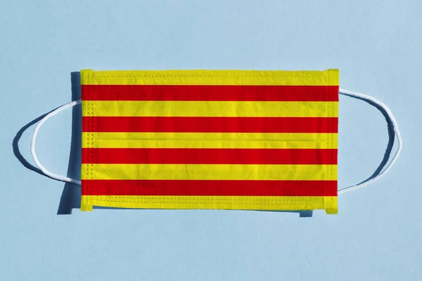 Katalánská Vlajka Lékařské Masce Omezení Španělsku — Stock fotografie