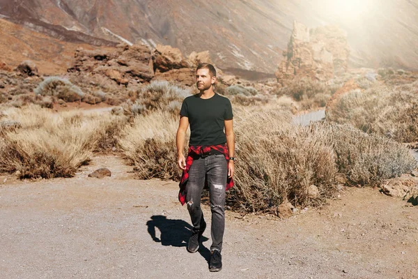 Dağlarda ya da kanyonda gezen bir adam. Yaşam biçimi