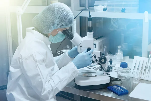 Tıbbi Araştırma Laboratuvarı 'nda mikroskoptan bakan bilim adamı ya da hemşire.. 