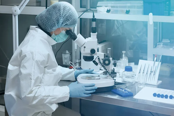 Tıp Bilimi Laboratuvarında Mikroskop Arayan Bilim Adamı. 