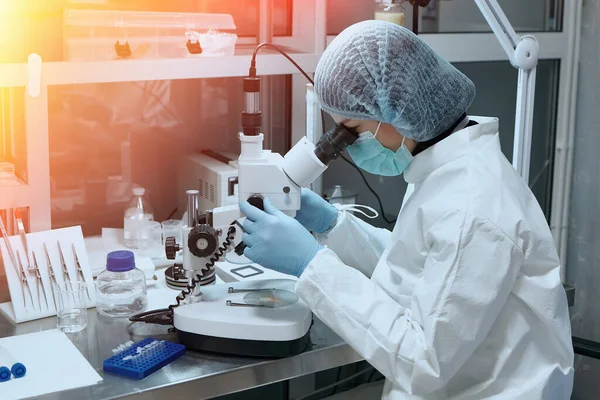 Jonge Vrouwelijke Wetenschapper Gebruikt Microscoop Voor Microbiologische Analyse Medisch Wetenschapslaboratorium Rechtenvrije Stockafbeeldingen