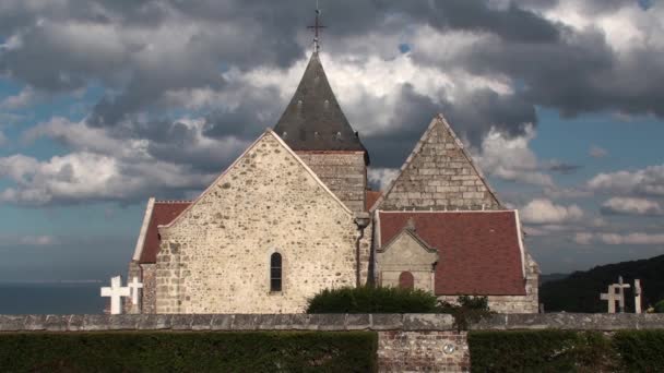 Varengeville-sur-mer. Cemitério marinho e a igreja Saint-Valéry — Vídeo de Stock
