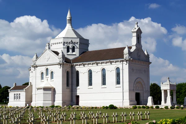 Första världen kriga Cemetery i norra Frankrike. Nationella begravningsplatsen i Notre-Dame-de-Lorette. — Stockfoto