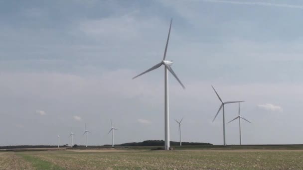 Turbinas eólicas em um campo ensolarado — Vídeo de Stock