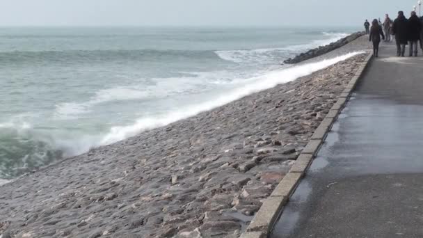 Sturm und hohe Wellen im Meer an der französischen Küste. — Stockvideo