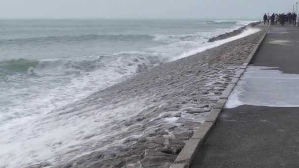 La tempête et les hautes vagues dans la mer sur la côte française . — Video