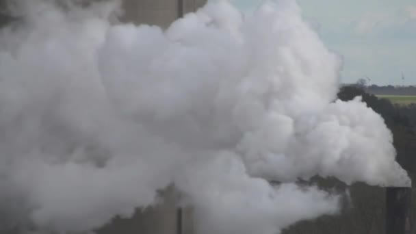 Air pollution from factory — Stock Video