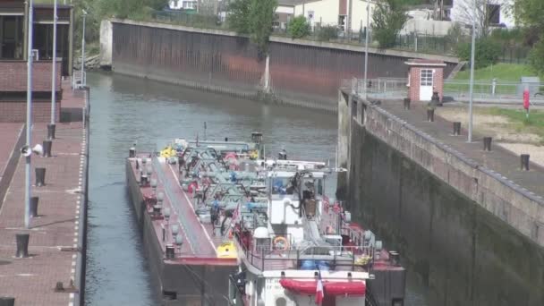 Barcaza de combustible en una esclusa - Amfreville-sous-les-Monts (Eure). Francia — Vídeos de Stock