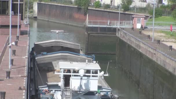 Péniche dans une écluse - Amfreville-sous-les-Monts (Eure). France — Video