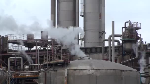 Air pollution from chemical industry. Rouen, France — Stock Video