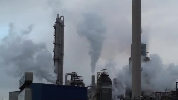 Air pollution from chemical industry. Rouen, France — Stock Video