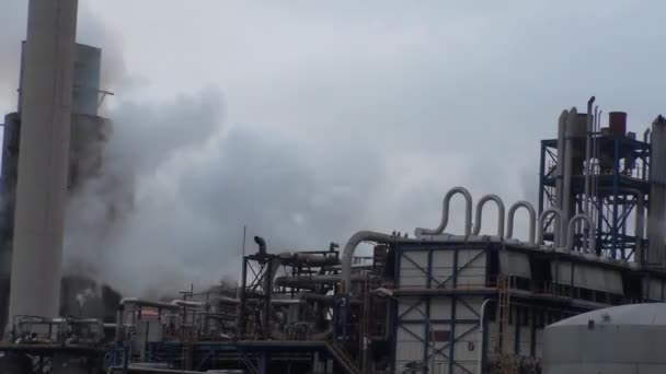 Pollution atmosphérique provenant de l'industrie chimique. Rouen, France — Video