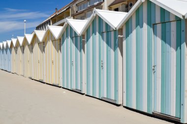 Fort-Mahon sahilde plaj kabinleri. Fransa