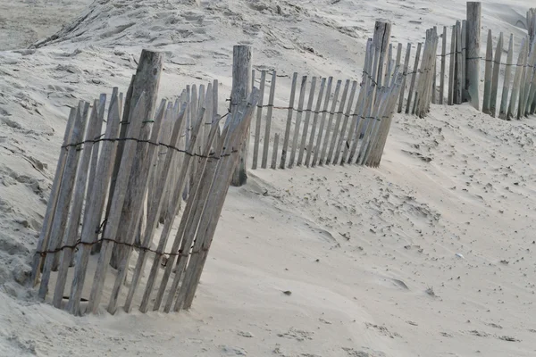 Recinzione barriera in legno sulla spiaggia — Foto Stock